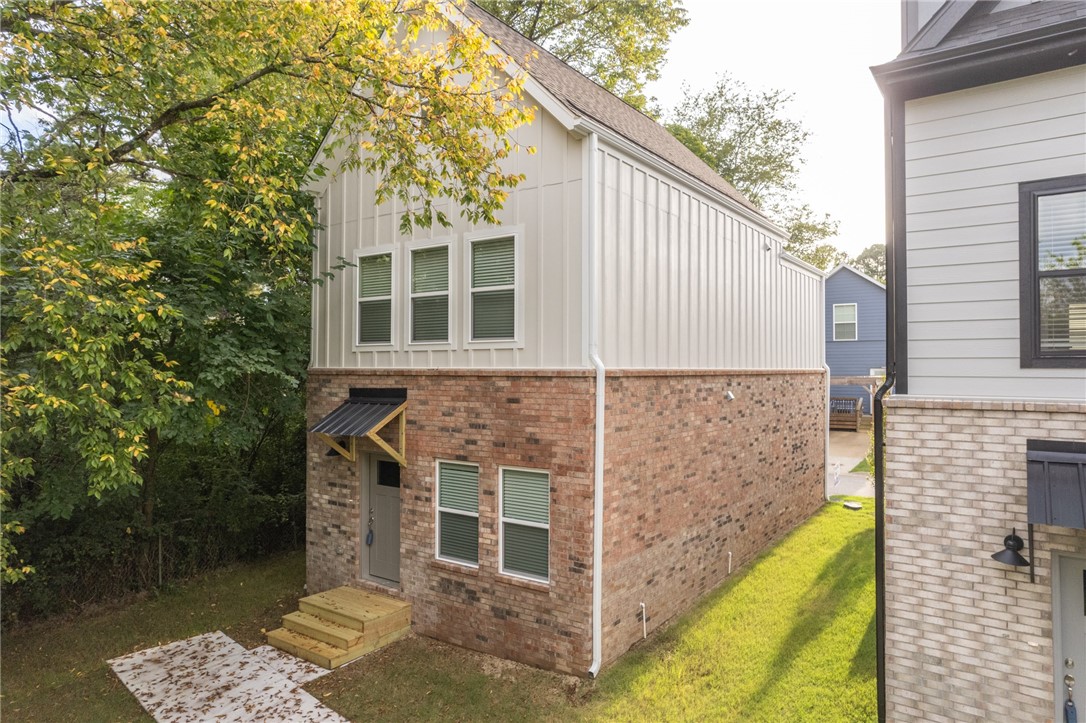 Van Buren Avenue Residences - Residential