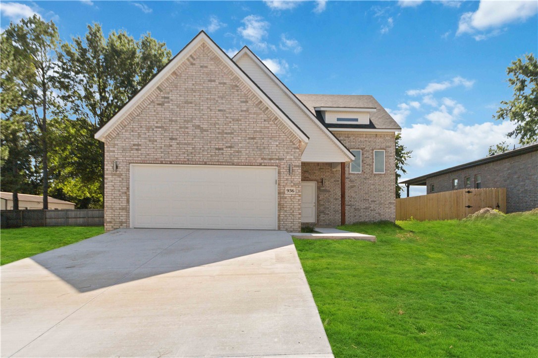Spacious 3 Bedroom, 2.5 Bath Home in East Fayetteville – Just 10 Minutes to the U of A!
Welcome to this beautifully updated home featuring large, light-filled rooms and modern touches throughout. The gourmet kitchen boasts quartz countertops and opens to a generous living space—perfect for entertaining. You'll love the luxurious bathrooms with LED mirrors and a soaking tub for ultimate relaxation.
Step outside to a huge backyard patio, ideal for gatherings or quiet evenings under the stars. Located in desirable East Fayetteville, you're just a quick 10-minute drive to the University of Arkansas and close to shopping, dining, and parks.
Don’t miss this perfect blend of comfort, space, and convenience!