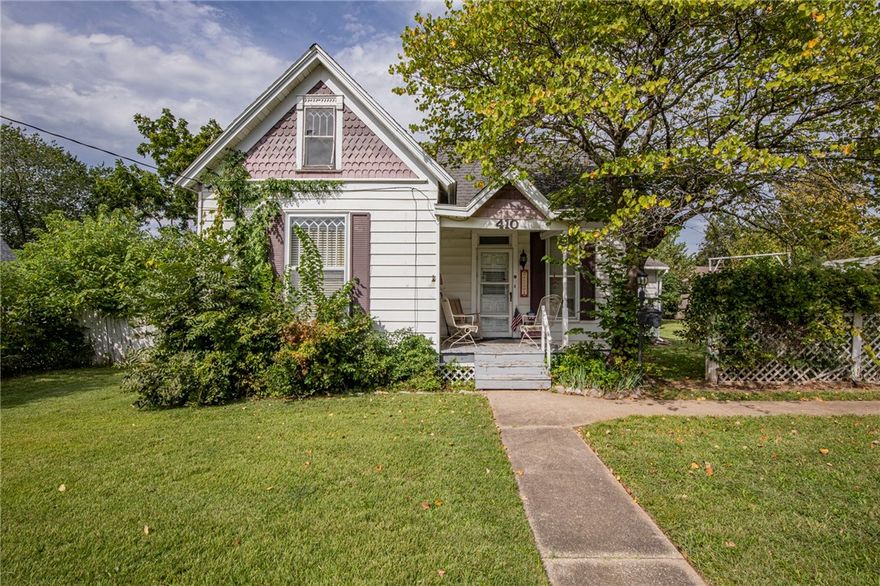 Great opportunity, just blocks from Downtown Bentonville.  Nice lot for development potential.  Alley access from back of lot.  Close to bike trails, parks, entertainment, shopping and more!