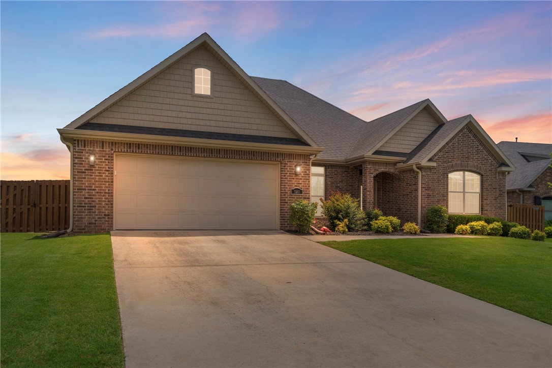 Located in the heart of Northwest Arkansas, this beautifully maintained 4-bedroom, 2-bath home is sure to impress! You’ll love the unbeatable location—just minutes from some of the area’s best restaurants, shopping, and entertainment. For families who enjoy the outdoors, Mt. Hebron Park is right around the corner, offering a wide range of family-friendly amenities.
Step inside to find an open concept with abundant natural light throughout the main living areas, creating a warm and inviting atmosphere. The thoughtful split floor plan provides privacy and space for everyone. Out back, enjoy a covered patio that’s perfect for entertaining or relaxing after a long day.
Don’t miss your chance to see this gem—schedule your private showing today!