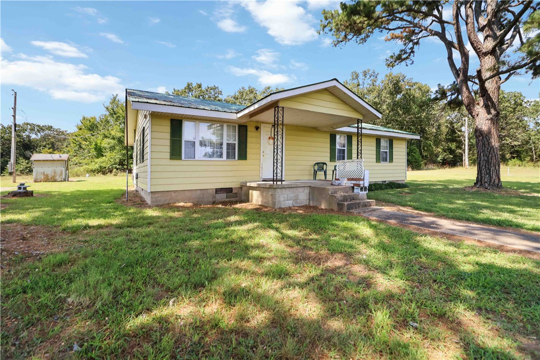 ?? 18699 & 18689 N Creek Rd, Lincoln, AR ā 30 Acres + Two Homes!
Looking for the perfect combination of space, privacy, and income potential? This is it! ?
Nestled in the rolling countryside of Lincoln, Arkansas, this charming 3-bedroom, 1-bath home has been lovingly maintained for years and sits on 20 acres of half pasture and half woodsāperfect for livestock, gardening, or simply enjoying the peace and quiet of country living. The property even includes a ready-to-go spot with connections for a mobile home, RV, or tiny house.
But thatās not allāthis incredible package also includes 18689 N Creek Rd, a 3-bedroom, 1.5-bath mobile home sitting on its own 10 acres. This second home has been a reliable rental property, bringing in $1,000/month, making this a fantastic opportunity for multi-generational living, a homestead setup, or continued passive income.
?? This is a rare opportunity to own two homes and 30 acres for under $700Kāschedule your showing today!
Show by APPT only!!