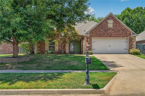 Photo of 2555 N Trafalger Drive, Fayetteville, AR 72704 (MLS # 1356532)