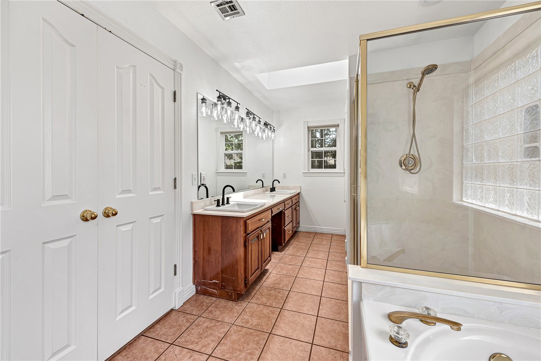 Whispering Timbers Ph 10 Rogers - Residential Lease