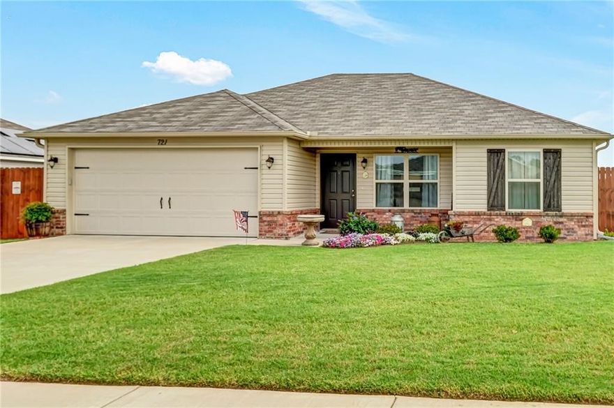 This inviting 3-bedroom, 2-bathroom home features an open-concept layout with seamless flow between living, dining, and kitchen areas. Kitchen includes stainless steel appliances. Property offers three bedrooms, two full bathrooms, and convenient access to XNA Airport and local bike trails.
The home provides modern amenities and is ideally located for both daily convenience and recreational activities with nearby trail access.