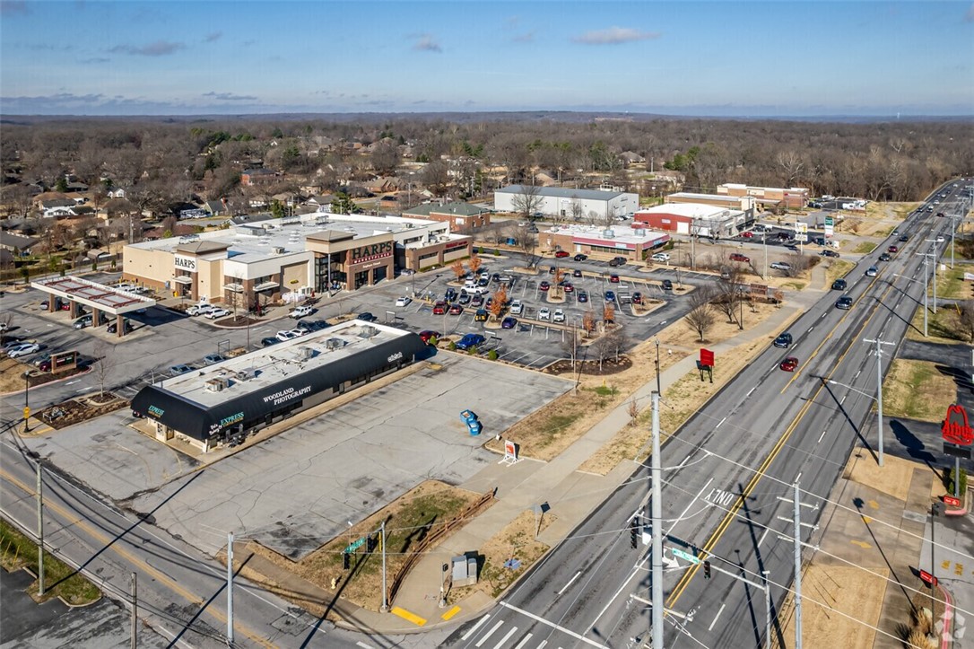 Excellent retail location on N Walton Blvd. On the corner of N Walton blvd and NW 12th St with easy access at a lighted intersection. On a Harps grocery outlot, cotenants include Goodwill and a bakery. over 20,000 vehicles per day pass in front of the space on N Walton Blvd. Direct access to the Razorback Greenway. Base Rent of $16.50 + $3.00 CAM charge.