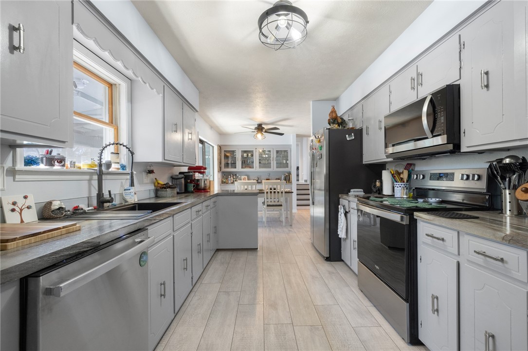 Lakeview Add Lake Bs Es - Residential