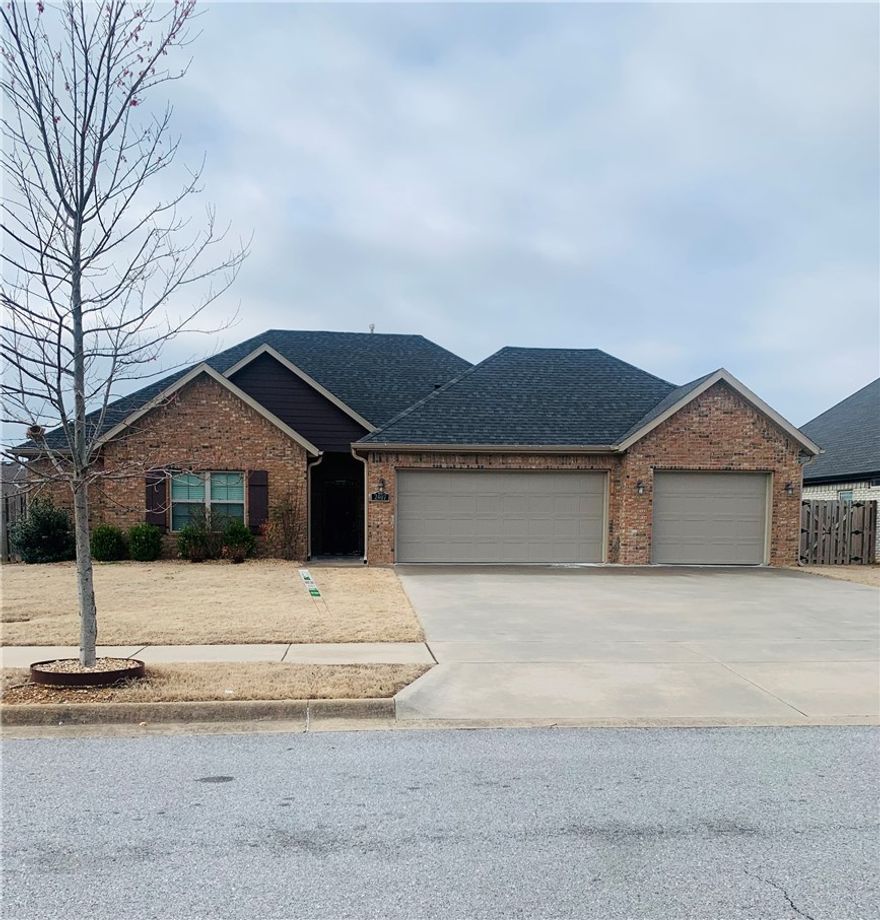 This gorgeous 4 bedroom home, just 10 minutes away from downtown Bentonville! This home has a jacuzzi tub, wood cabinets, granite counter tops and comes with all appliances. The house is perfect for anyone who is looking for a spacious backyard! Hurry it won't last long!