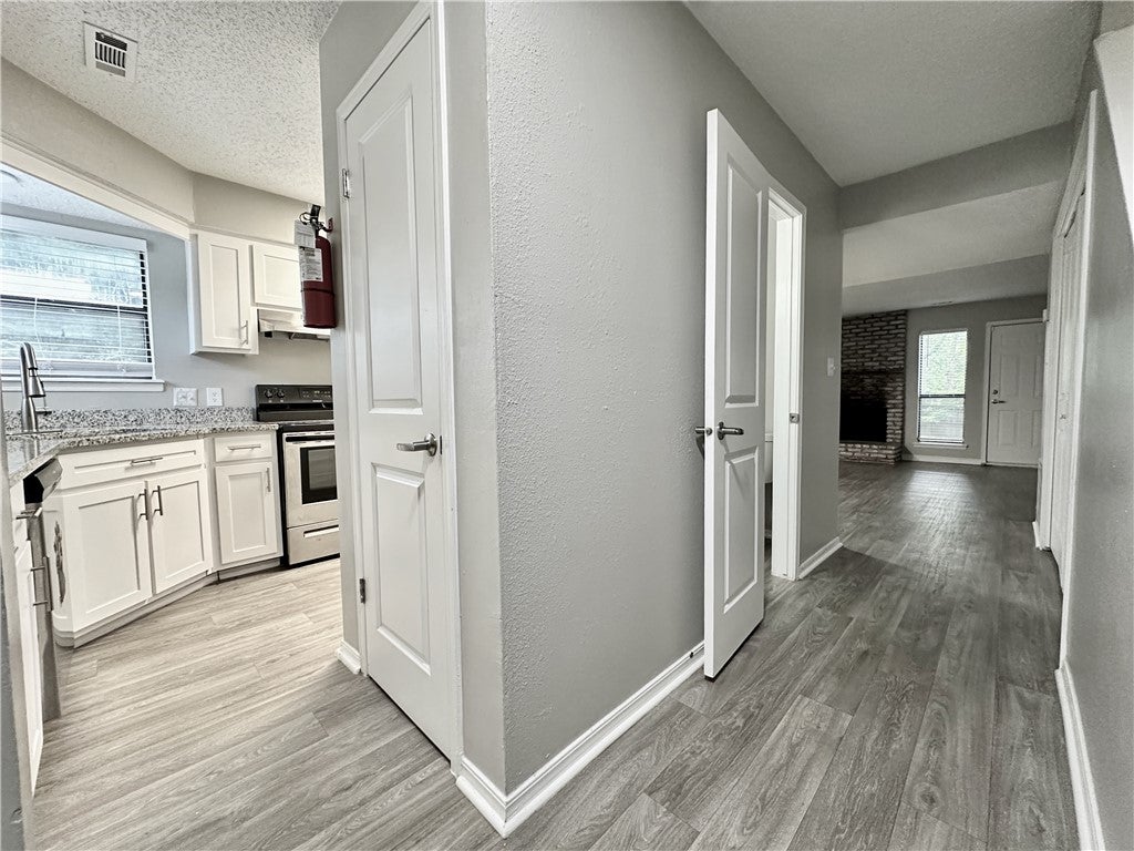 2101 N East Oaks Drive
