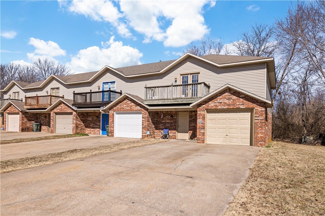 Welcome to 922 W Peachtree Dr, a 3-bedroom, 2.5-bath townhome located less than 1 mile from the University of Arkansas. With easy access to public transportation and I-49, this property offers great convenience for daily commuting.
The unit features a private, fenced backyard, ideal for pet owners. Please note that the property could benefit from some basic upkeep and refreshing, both inside and out, due to years of tenant occupancy. This presents a fantastic opportunity for buyers to customize the space to their liking.
This home is perfect for investors or anyone seeking a property with potential in a convenient location.