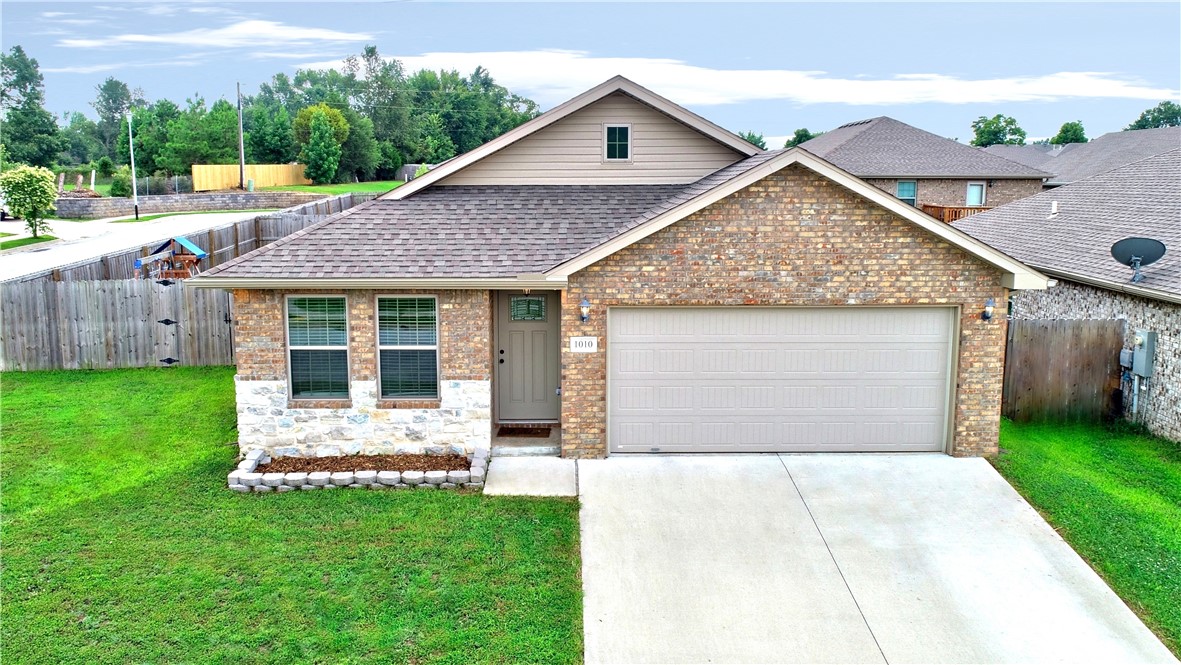 Charming 3 bedroom, 2 bath home on corner lot. Open kitchen and living room, dining area, granite countertops. Utility room. Home is only 5 years old. 2-car garage. Fully fenced back yard with wood privacy fence.