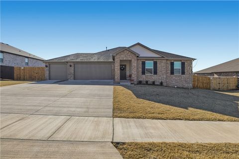 Photo of 1021 Pebble Drive, Prairie Grove, AR 72753 (MLS # 1332154)