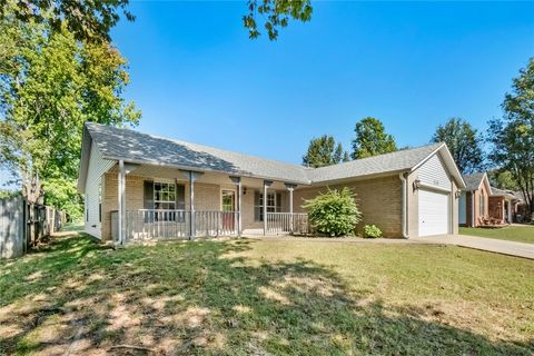 Photo of 1720 Oxford Place, Springdale, AR 72764 (MLS # 1325397)