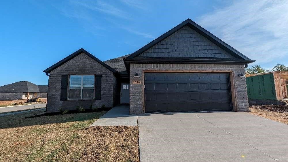 Welcome To Your Next Home! Welcome To The Brand New Edgewood Estates Bentonville/Centerton! Have It All In These New Construction Homea Without Having To Fight Your Builder For The Stuff Everyone Wants! Custom Cabinets w/ 3cm Granite Throughout. Vaulted Ceiling In Living With Beam Treatments. Built-ins On Either Side Of The Fireplace. Loaded Up Kitchen w/ Bar Seating + Eat-in Dining. Primary Suite w/ Dual Vanity, Soaker Tub, Tile Shower, Walk-in Closet That Passes Through To The Laundry/Utility From Primary Bath.Credit and Background check required