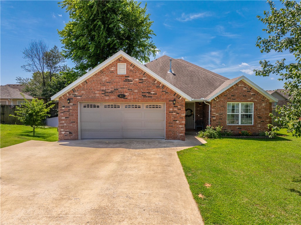 Charming 3-bedroom, 2-bath brick home in the heart of Prairie Grove. The inviting living room features a cozy fireplace, while the spacious eat-in kitchen includes a pantry and a water filtration system. Enjoy the fully fenced backyardāperfect for relaxing or entertaining. Conveniently located near Prairie Grove Aquatic Center, Prairie Grove High School, and Delford Rieff Park. Competitively priced and move-in readyādonāt miss this great opportunity!