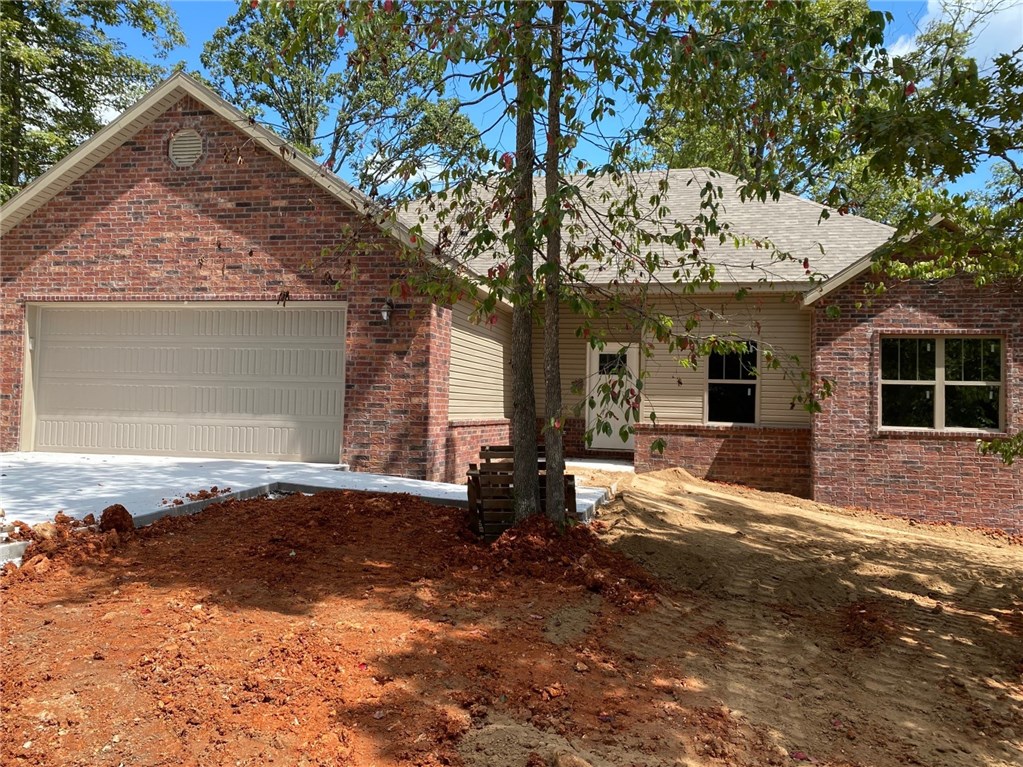 New construction home in the Highlands area of Bella Vista. Close to Lake Loch Lomand and Tiree Park. Home features a split floorplan, granite counters and an eat in kitchen. Buyer has input in finishes with timely acceptable offer.