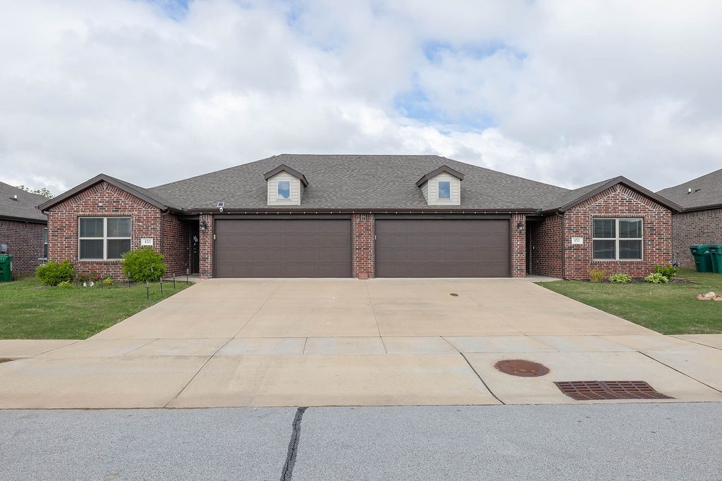 Turnkey all 1 level, 2020 built, east facing duplex at a prime location in Centerton!
451 side rented at $1600/mo and lease ends April 2026. 453 side rented at $1550/mo and lease ends Oct 2025.
Minutes from downtown, Walmart offices, shopping, hospitals and bike trails ā a high-demand rental area with low vacancies. Each unit offers 3 beds, 2 bath, modern finishes, private yards, and separate utilities. Highlights: Strong rental comps, Low-maintenance exterior, Great for short- or long-term rentals. Own an income producing asset in one of America's fastest-growing cities!