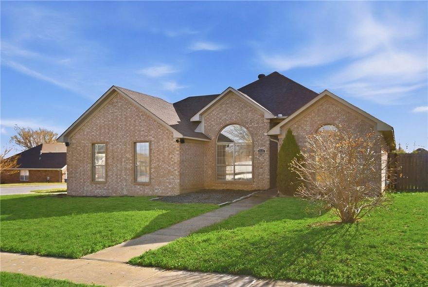 Welcome to 601 Glasgow, perfectly situated in the heart of Bentonville, just minutes from everything the area has to offer! Step inside to discover a beautifully updated interior featuring an amazing kitchen complete with sleek quartz countertops & all stainless steel appliances. The home offers a warm, inviting feel throughout & has been thoughtfully upgraded for modern comfort. Out back, you’ll find a spacious patio with a stylish pergola, creating the ideal setting for relaxing or hosting gatherings, while still enjoying plenty of green space for outdoor activities.
Additional upgrades include a new roof, solar panels for energy efficiency, & a generator for added peace of mind. Just 5 minutes to Coler Mountain Bike Preserve! Come see it before it’s gone!