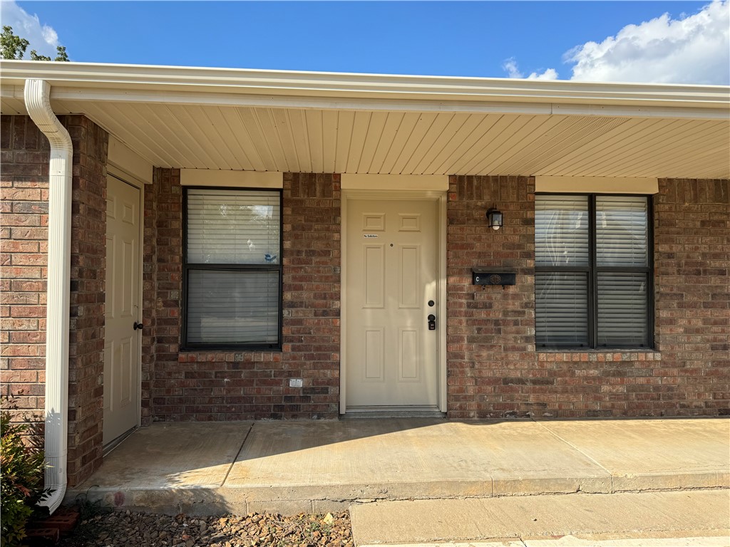Great 2 bedroom 2 bath 4-plex just a short walk to downtown Bentonville and close to the bike trails. Unit has a private deck on back. Home includes washer/dryer and refrigerator. Lawn care is also provided.