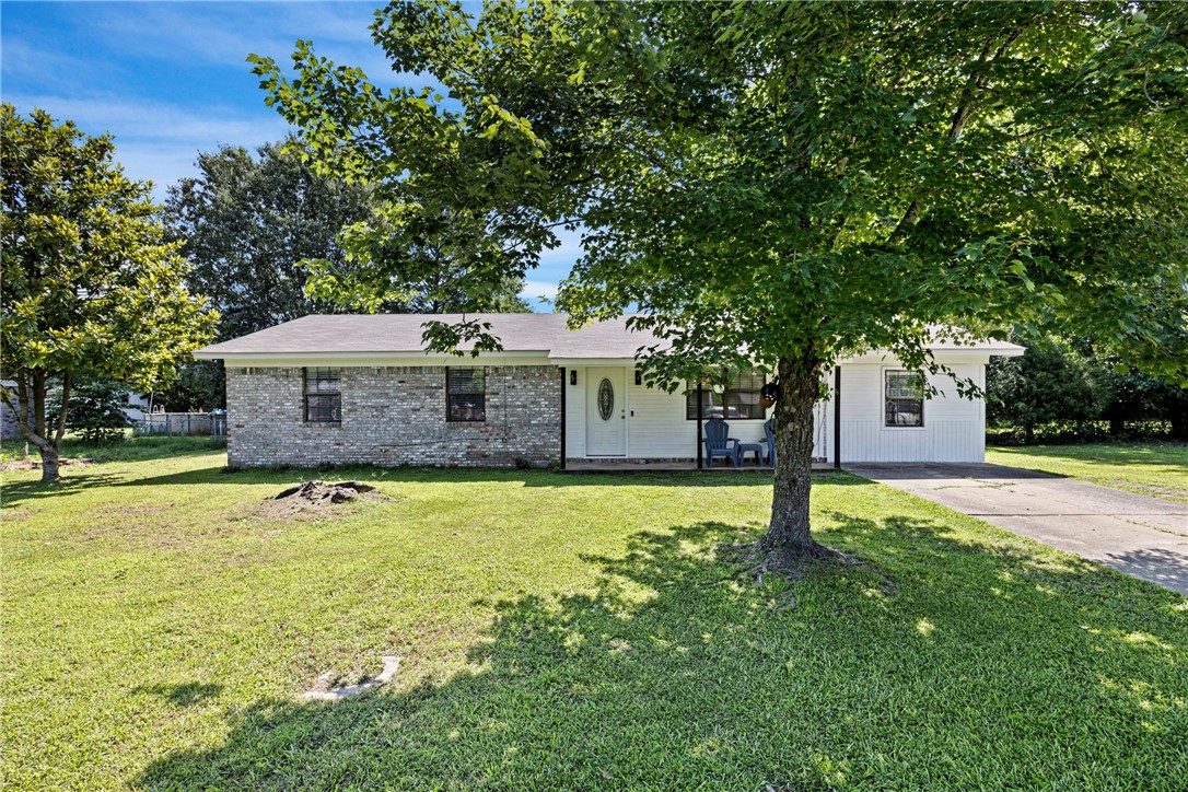 Come take a look at this charming 3 bed, 2 bath home with fresh paint throughout and room for everyone to spread out. You'll love the spacious extra room--perfect for a game room, home office, or second living area.
Enjoy the outdoors with a large, fenced backyard--ideal for pets, play or entertaining.
Conveniently located in Conway, this home offers comfort, flexibility, and space to grow.
Don't miss this opportunity--homes like this don't last long!
Call or message Caleb and Jodi Moore with Moore and Co. Realtors to schedule your private showing today!
