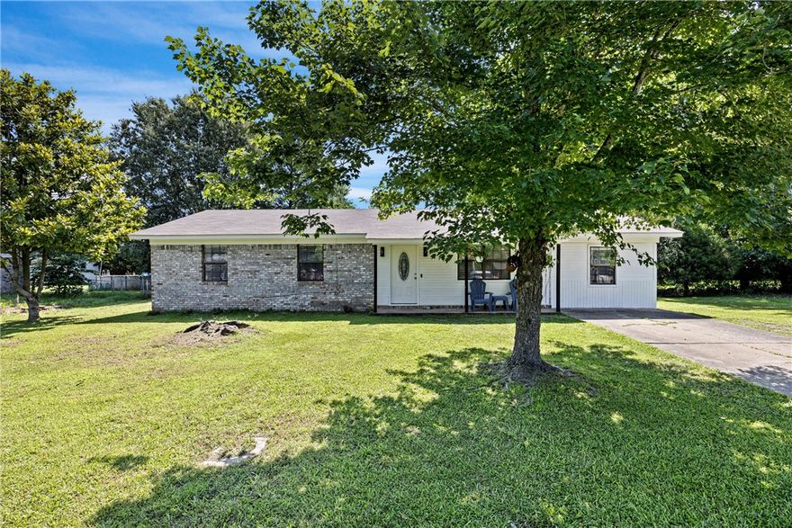 Come take a look at this charming 3 bed, 2 bath home with fresh paint throughout and room for everyone to spread out. You'll love the spacious extra room--perfect for a game room, home office, or second living area.
Enjoy the outdoors with a large, fenced backyard--ideal for pets, play or entertaining.
Conveniently located in Conway, this home offers comfort, flexibility, and space to grow.
Don't miss this opportunity--homes like this don't last long!
Call or message Caleb and Jodi Moore with Moore and Co. Realtors to schedule your private showing today!
