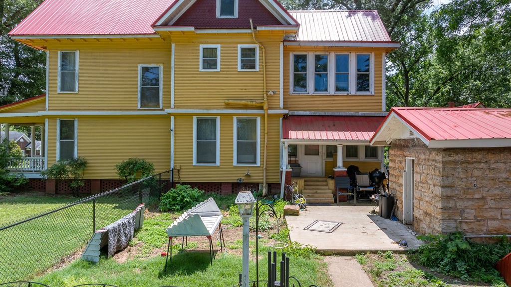 Photo 10 of 31 of 709 N Morrill Street house