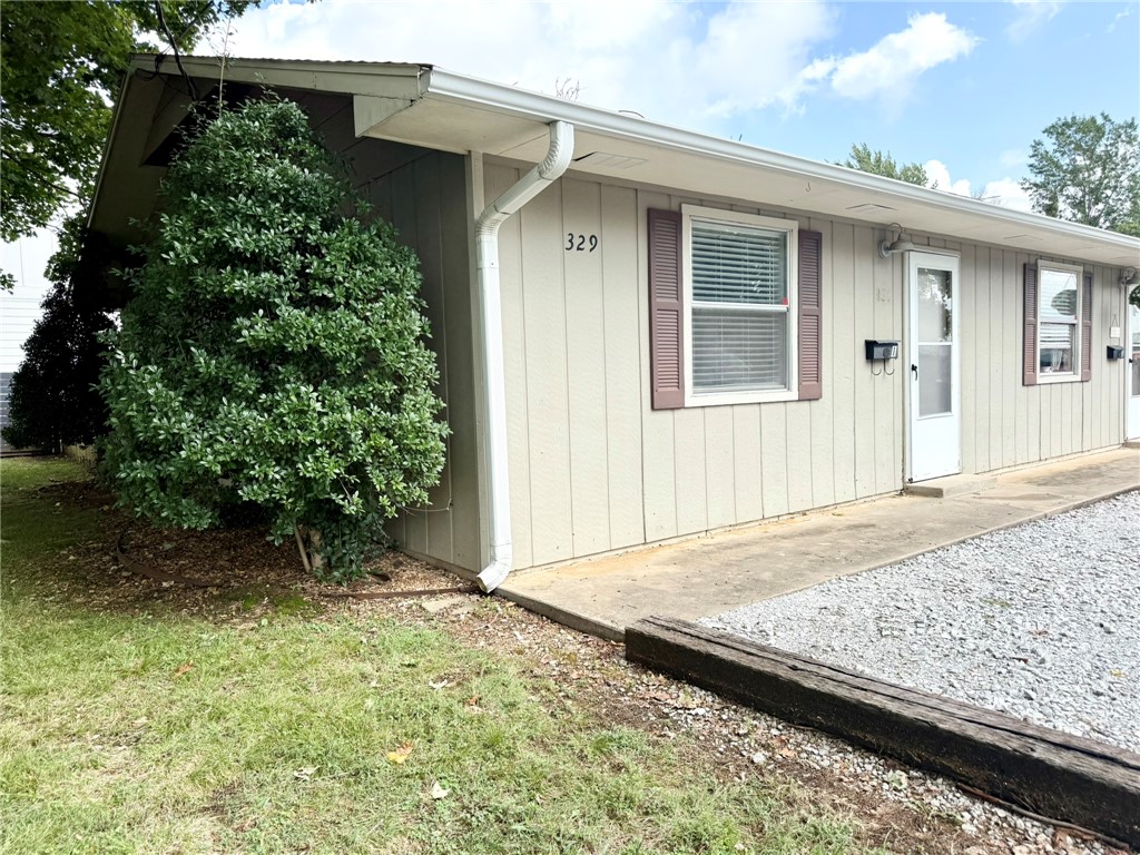 Great Location!!! Just minutes from everything Downtown Bentonville. This one bedroom, one bath apartment near downtown Bentonville, just minutes from 8th Street Market area. Refrigerator provided for tenant use. Washer/dryer hook ups included.
