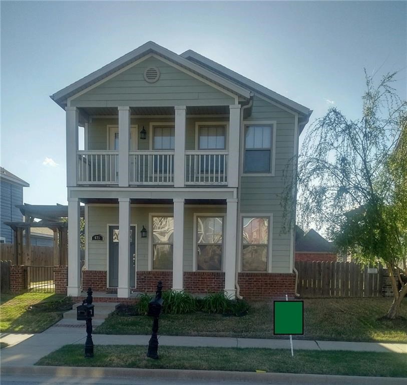 Great row house in W. Fayetteville with great front porches & cozy side patios with arbors. Conveniently located to everything. Home features 3br/2.5ba. Granite countertops in kitchen. All appliances.