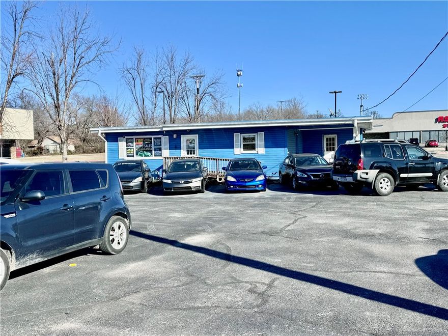 Ready to be a commercial business owner on retail place with the 100% traffic all days, 24 hours. Two offices plus a kitchen and 2 bathrooms. Here is the opportunity 100% potential to start a business. Call for an appointment!