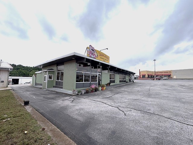 Commercial building in a great location, on Highway 65 N, across the parking lot from Brick Oven Pizza. Many updates just completed, including new roof, updated electrical and plumbing, insulation, interior and exterior paint, lighting, etc. This property includes 28 parking spaces (parking lot is scheduled to be restriped), a loading dock and 2 Drive Thru windows. It can be accessed from Hwy 65 N, and from Industrial Park Road. If you are looking for a commercial location in one of the busiest locations, take a look at this one!