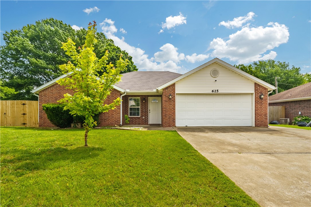 Just in time for summer! Check out this fantastic in ground pool and great outdoor space for entertaining. This great home is perfectly located close to everything in Northwest Arkansas. The living room has a cozy fireplace and vaulted ceiling for family gatherings. This home offers a split floor plan, two bathrooms with upgraded vanities, trey ceiling in master and much more. Whether you are looking for a great home to call your own or a fantastic investment. Donāt miss this one.
Some rooms are virtually staged for ideas.