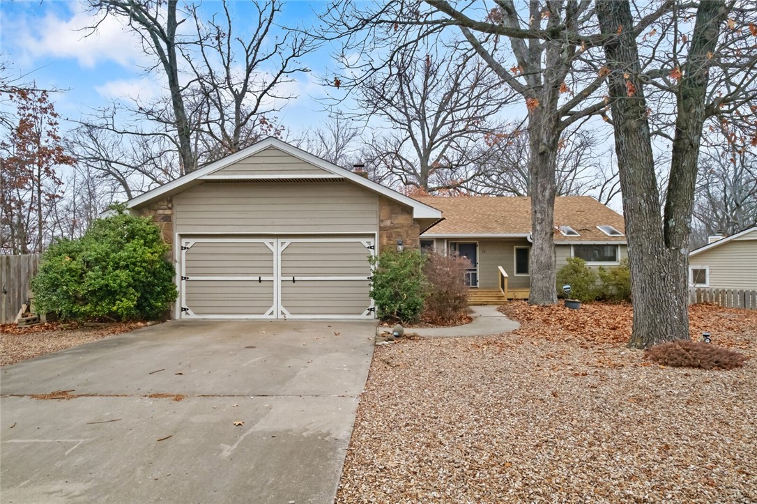 Great location in the heart of Bella Vista. Quick access to Scotsdale Golf and you will find trails all around. Tunnel Vision, Bamboozled or Lago Vista Spur, what trail head to hit first? Enjoy your home built on a level lot. Features include wood frame windows, Native Stone Fireplace, storage shed, poured concrete pad, split floorplan and a room dedicated to relaxation in your hot tub that conveys. Newer porch and deck gives a fresh feel for outdoor relaxation. Don't miss out on this perfectly located home.
