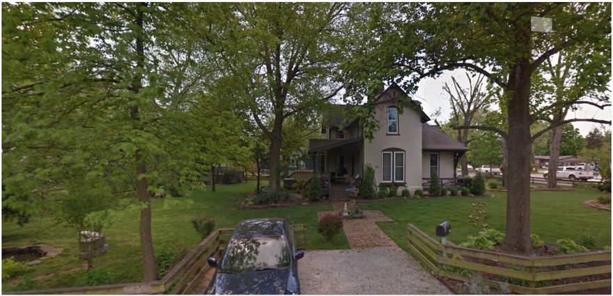 Historic remodeled home with tons of character and charm. 0.50 acre lot, just off downtown square. 785 SF, 2 bedroom, 1 bath carriage house included. Addition done in 2019. Renovated 2014.