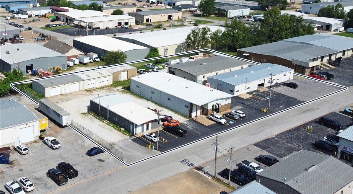 1102ā1106 Shaver Street is a well-located industrial portfolio in Northwest Arkansas totaling 21,089 SF across six buildings (avg. 3,515 SF/unit). Less than a mile from I-49 and near the Hwy 412 interchangeātwo key transportation corridorsāit offers strategic access for trade, service, and logistics.
Currently 71% leased to three tenants on triple-net leases, the portfolio generates an average base rent of $11.07/SF. Nearby leases range from $12.00ā$13.50 NNN, creating strong potential for rental growth.
The southern half includes three vacant buildings totaling 6,156 SF, last leased at $7.55 NNN before mid-2025 move-outs. With market momentum and modest improvements, lease-up could push total income above an 8.5% cap rate.
Its visibility, access, and proximity to industrial users and Springdaleās growth make Shaver a compelling opportunity for investors or owner-users. Contact us for lease expiration details and a redacted rent roll.