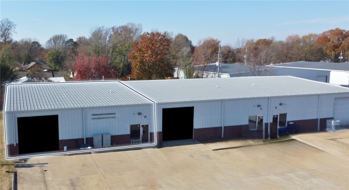 ±1,300 SF office and one bathroom. Wall height: 12'. Grade level door: 1. Door dimension: 10'. Loading type: community dock. Four parking spaces are available. 3.4 mile drive to interstate-49. 1.0 mile drive to Hwy 71-B.