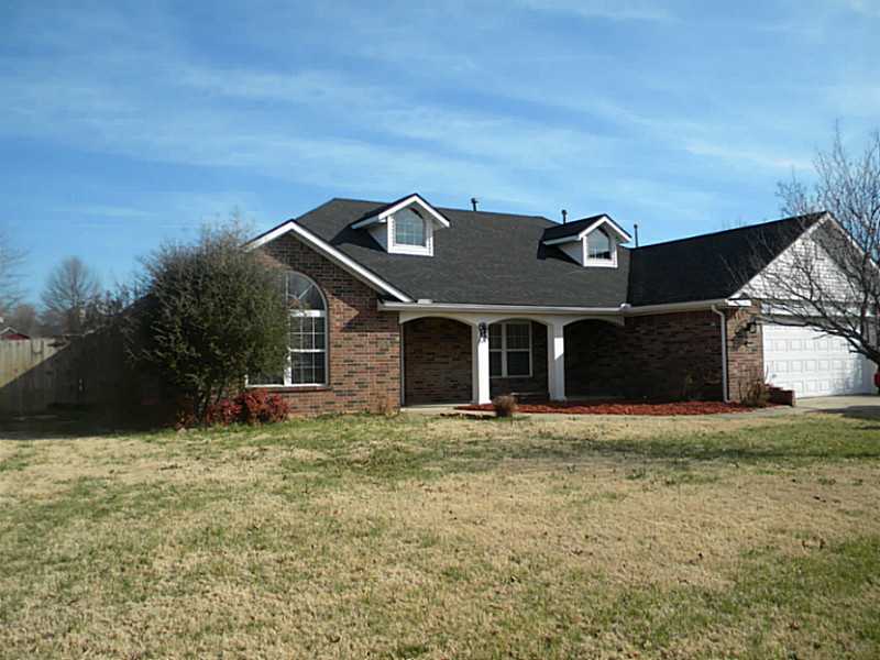 Master has 2 walk-in closets 5'6x5'6 & MASSIVE 11'11x5'9. Large Dinning 14'8x10'5 Oversized Utility Room. Mud Room. New Paint 2014. New Carpet 2014. New lighting & fixtures 2011. New Roof 2011. Lots of storage space. Large front yard. Privacy fence.