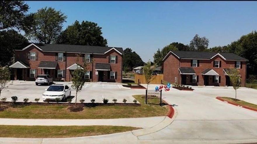 Extremely nice Townhome in the heart of the city. Near the Splash park and city park. Close to downtown, schools, hospital and Trail. Small private back yard for each unit with a large, fenced community yard. 2 bedrooms upstairs with their own private bathrooms each. 1 Bedroom down with a full bath, laundry closet kitchen and living.