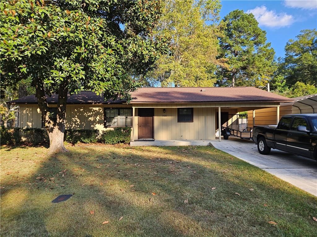 This cute 3 BR/1 BA home has nice sized bedrooms and living spaces. Home has never been smoked in and has been pet free. The City Park/Sports Complex, Pool/Community Center is just 0.5m and there is a sidewalk for easy walk or bike. Close to downtown and shopping/dining. Has a large workshop (heated and cooled), and an extra carport (oversized for a pontoon boat or an RV). Large lot (1/3 acre) on a corner. Nice curb appeal. Deposit is $1450 and rent is $1450. No pets or smoking. Must pass a background check (renterās cost). Home is also available as a for sale by owner or outright purchase. See MLS #1300110 for for sale listing.