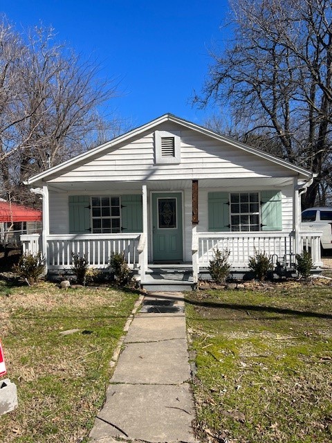 Super cute, 3 bed/2 bath updated cottage near the University of Arkansas. 1 small pet allowed with $300 non refundable deposit. Owner pays for lawncare every 10 days. Tenant pays all utilities.