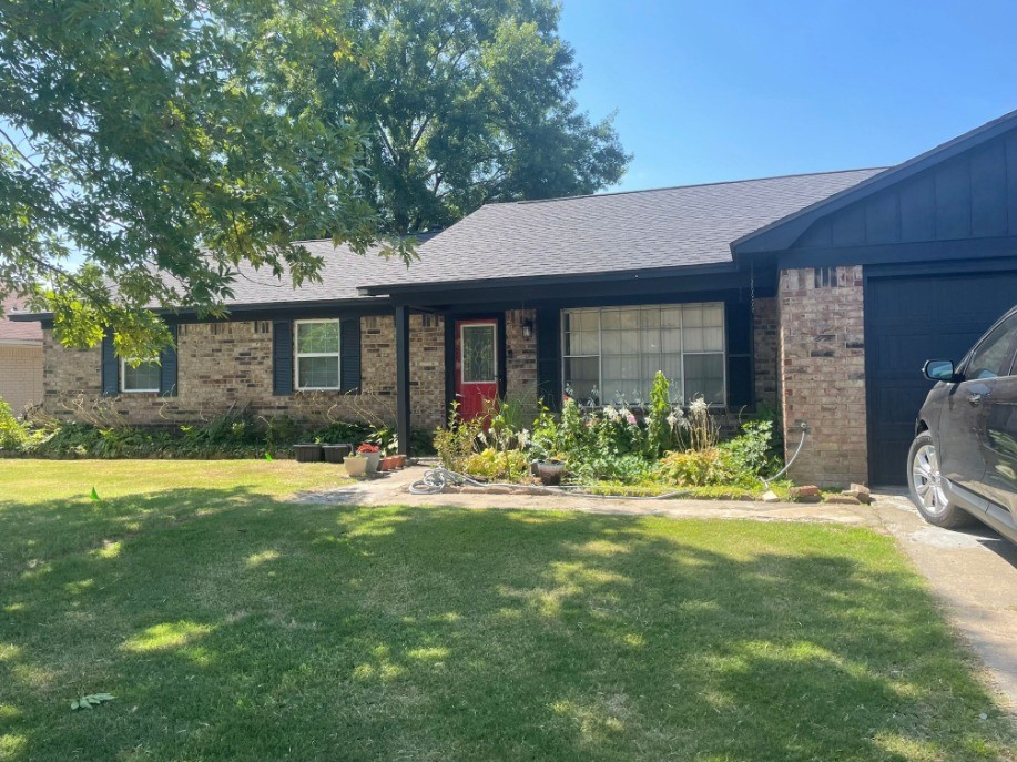 Welcome to this 3-bedroom, 2-bathroom home in Fort Smith! This classic brick house is ready for a little paint and cleaning to make it shine.
It features an attached garage, the spacious, fenced backyard and a pool! Perfect for relaxing. Located in the Fort Smith School District, this home is a great opportunity in the Cliff Terrace subdivision.