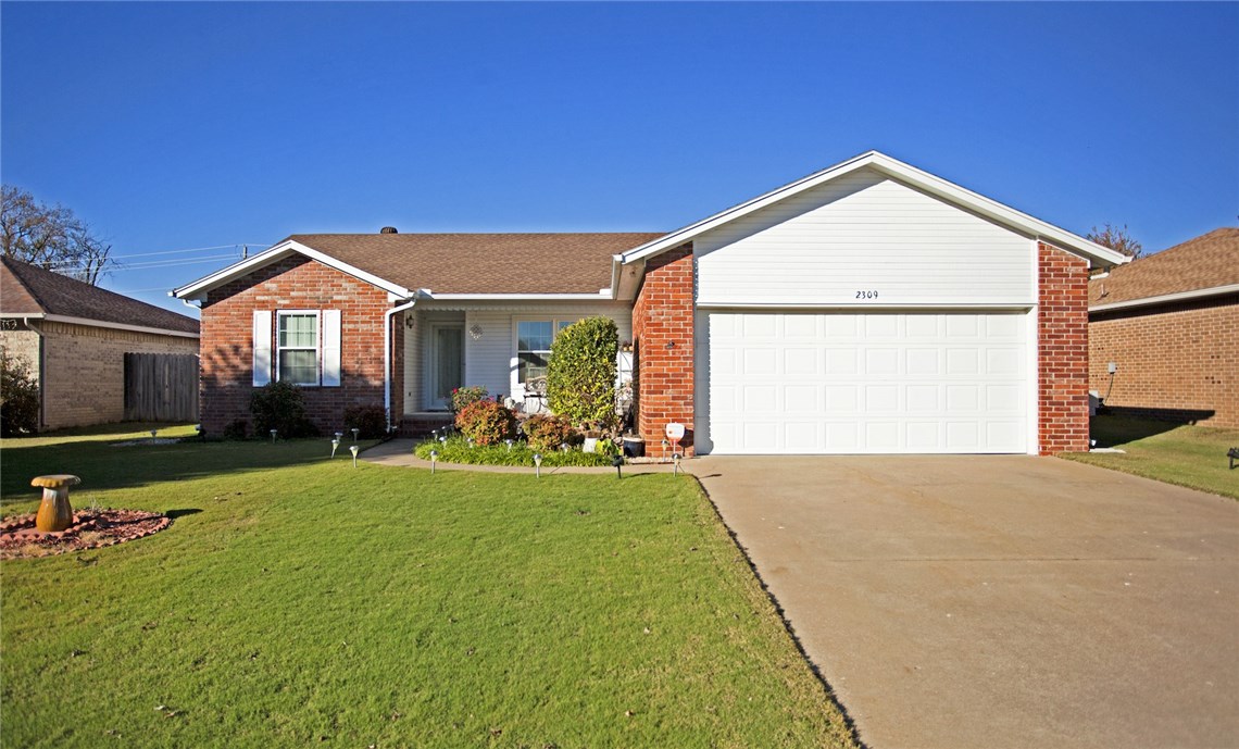 Immaculate 3 bed, 2 bath home in central Rogers minutes to shopping, movies,and restaurant to the west and minutes to parks, downtown, and Lake Atalanta to the east. You will not beat this location. Wonderful starter, investment, or downsizing property!