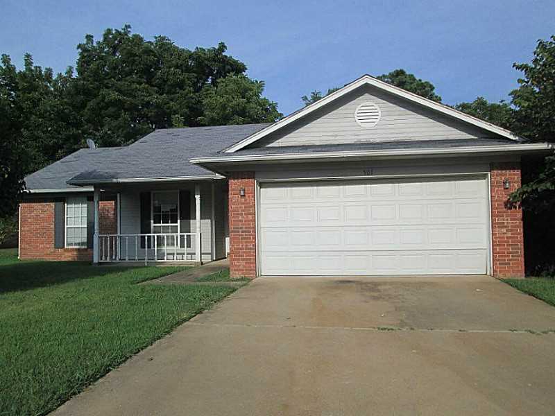 NICE SPLIT BEDROOM PLAN. BAY WINDOW IN BREAKFAST AREA. LARGE MASTER BATH WITH 2 WALK-IN CLOSETS AND GARDEN TUB, SEPARATE SHOWER, 3BR/2BA, 2-CAR GARAGE, NEEDS A LITTLE WORK. SOLD AS-IS- BANK OWNED.