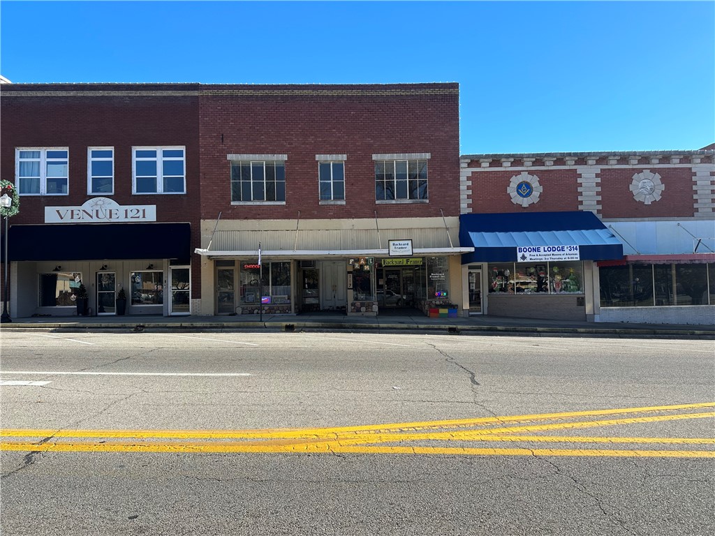 Retail location on Main Street in downtown Harrison. Building consist of 3 levels, endless possibilities. Upstairs could be made into residential living, building has 3 separate entrances. Downtown area is coming alive, this size building doesn't come along very often,