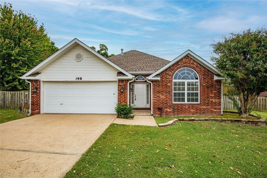 Great home in Springdale. 3 bedroom 2 bath home just minutes from Har-ber High. Fresh paint
throughout. Open floor plan, gas fire place in living room. Kitchen has pantry and includes over range
microwave. Large eat in kitchen area. Master bath has separate jetted tub and shower, duel sinks and
large walk in closet. Huge back yard that is fenced with a nice deck. Lake Elmdale is just behind the
property.