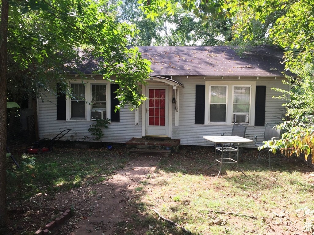 You'll love it! This cute home is within walking distance of schools and downtown. An extra large lot will give you plenty of room to grow.