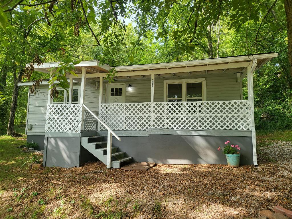 Looking for that perfect starter home, or just want to downsize? This is the perfect home for you. All the major cost's have just been upgraded...New HVAC, New Roof, New Paint, Floors all refinished. It's a Must See!!