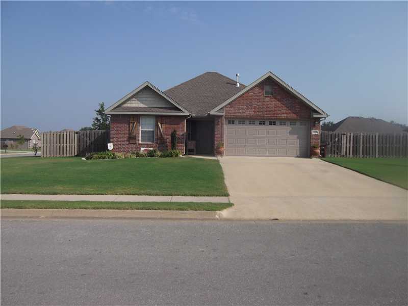 Cute 3/2, corner lot, fenced yard, covered patio, large family room, upgraded fixtures, RD financing possible