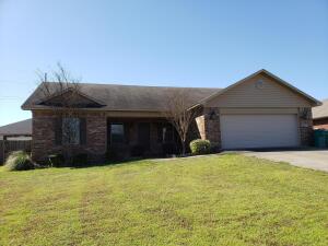 Nice three bedroom , two bath brick home with split floor plan close to Russellville High School . Hardwood floors,trey ceiling in living room. Great neighborhood.