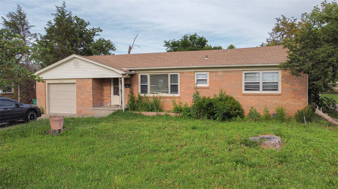 Great opportunity for investors or first-time home buyers. This 3 bed, 1.5 bath home has great bones and is ready to be renovated. Location is perfect. It's within walking or biking distance from downtown Rogers, schools, library and shopping.