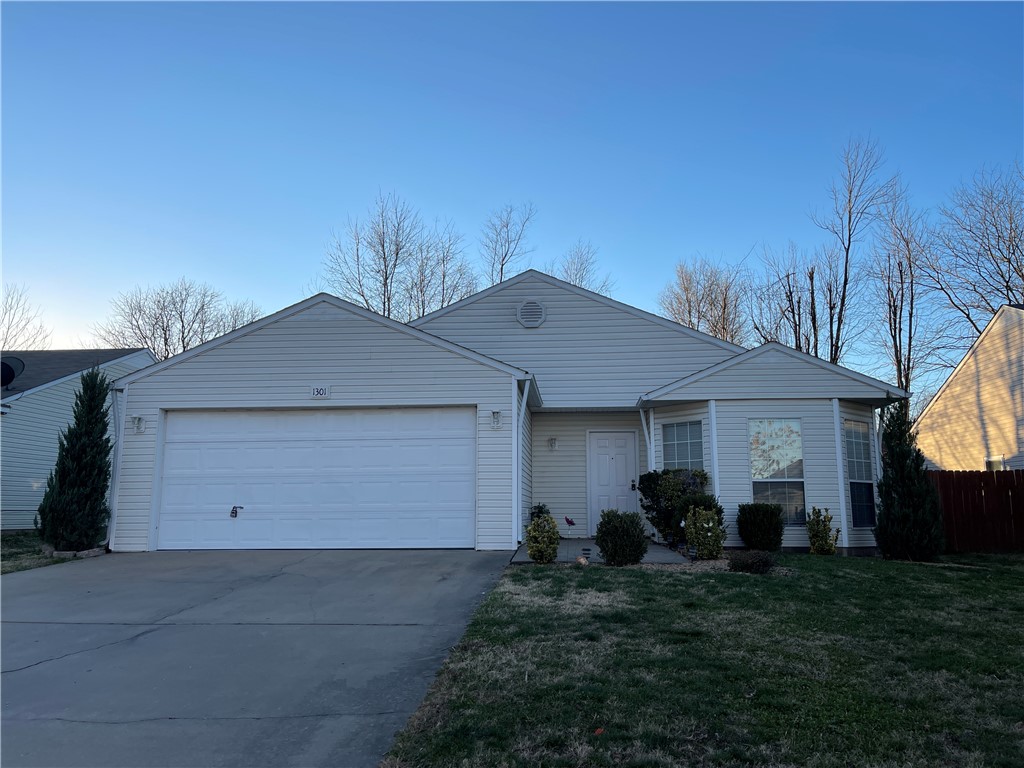 Very nice 3 bedroom/ 2 bath open floor plan. Like new interior with updated kitchen. Granite counters
and laminate floors throughout. All appliances including refrigerator, washer/dryer for tenant use. 2 car
garage. Covered back patio and privacy fenced backyard. Easy access to I-49 and downtown Bentonville.