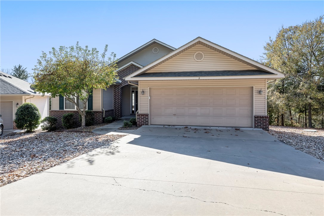Great location! This well maintained, stand-alone, one-owner Norwood Courts townhome is situated in a cul-de-sac with quick access to Hwy 71. You'll appreciate the low maintenance yard affording more time to enjoy Bella Vista's vast trail system, take a short walk to Lake Norwood, take a short drive to the Bella Vista Country Club or the Tanyard Creek Nature Trail, or head south to downtown Bentonville in less than 10 miles. Conveniently located near the Bella Vista Town Center and the iconic Mildred B. Cooper Memorial Chapel. Don't miss out on this beautiful property!